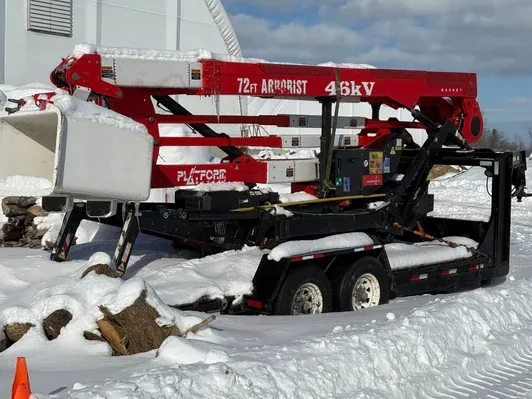 Nacelle isolée pour travaux près des fils électriques